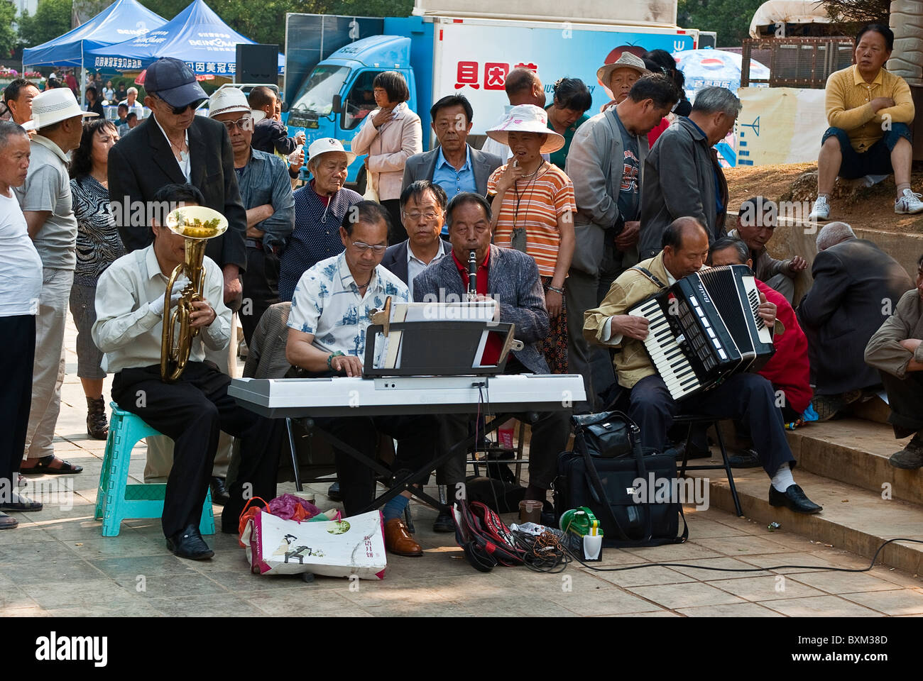 Asien, China, Yunnan, Honghe Präfektur, Gejiu Stadt. Bürger Band spielt im Lakeside Park. Stockfoto