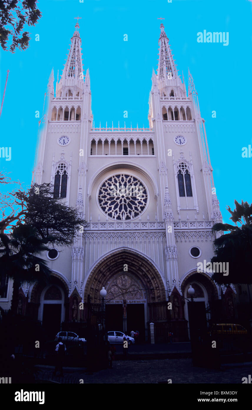 Dom St. Peter, auch bekannt als The Metropolitan Cathedral, von Parque Bolivar. Guayaquil. Ecuador. Stockfoto