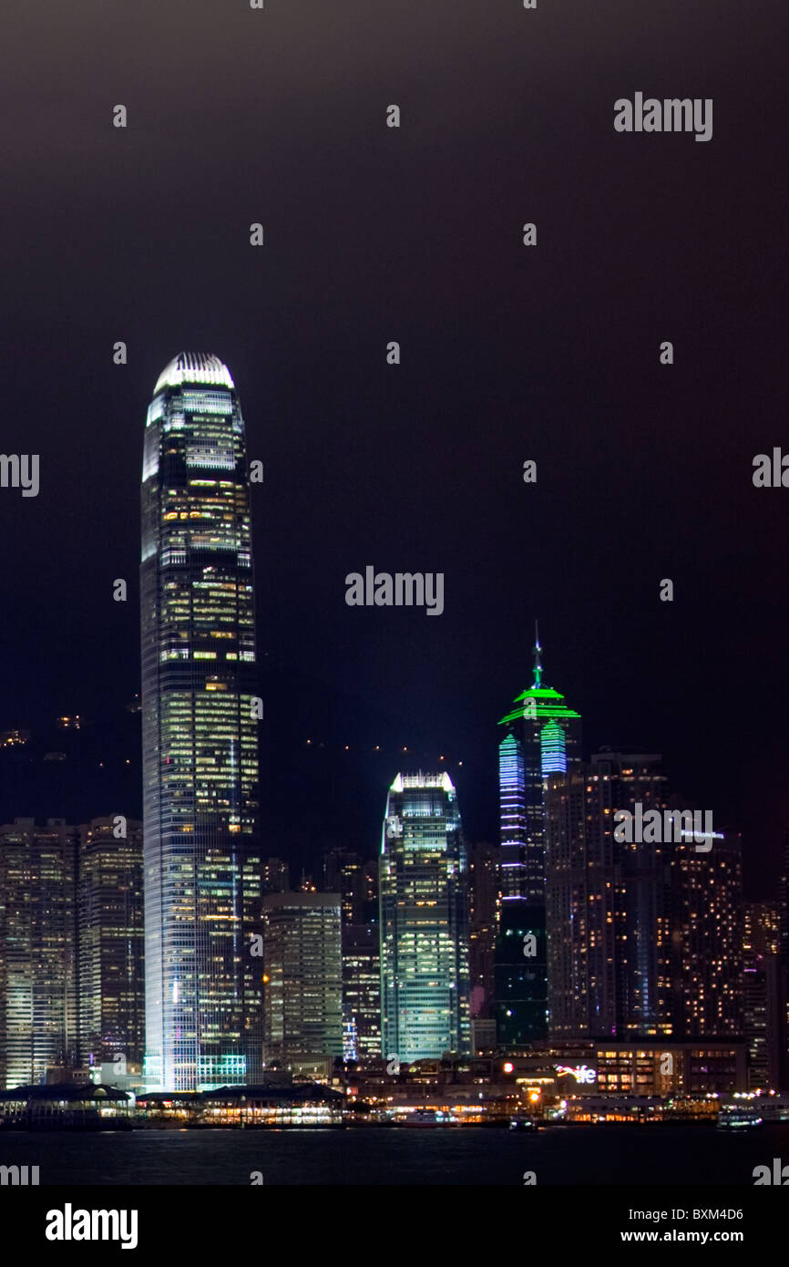 Die erstaunliche Hong Kong Skyline bei Nacht gesehen. Die imposante Strukturen umfassen die Ifc Türme & The Centre Stockfoto