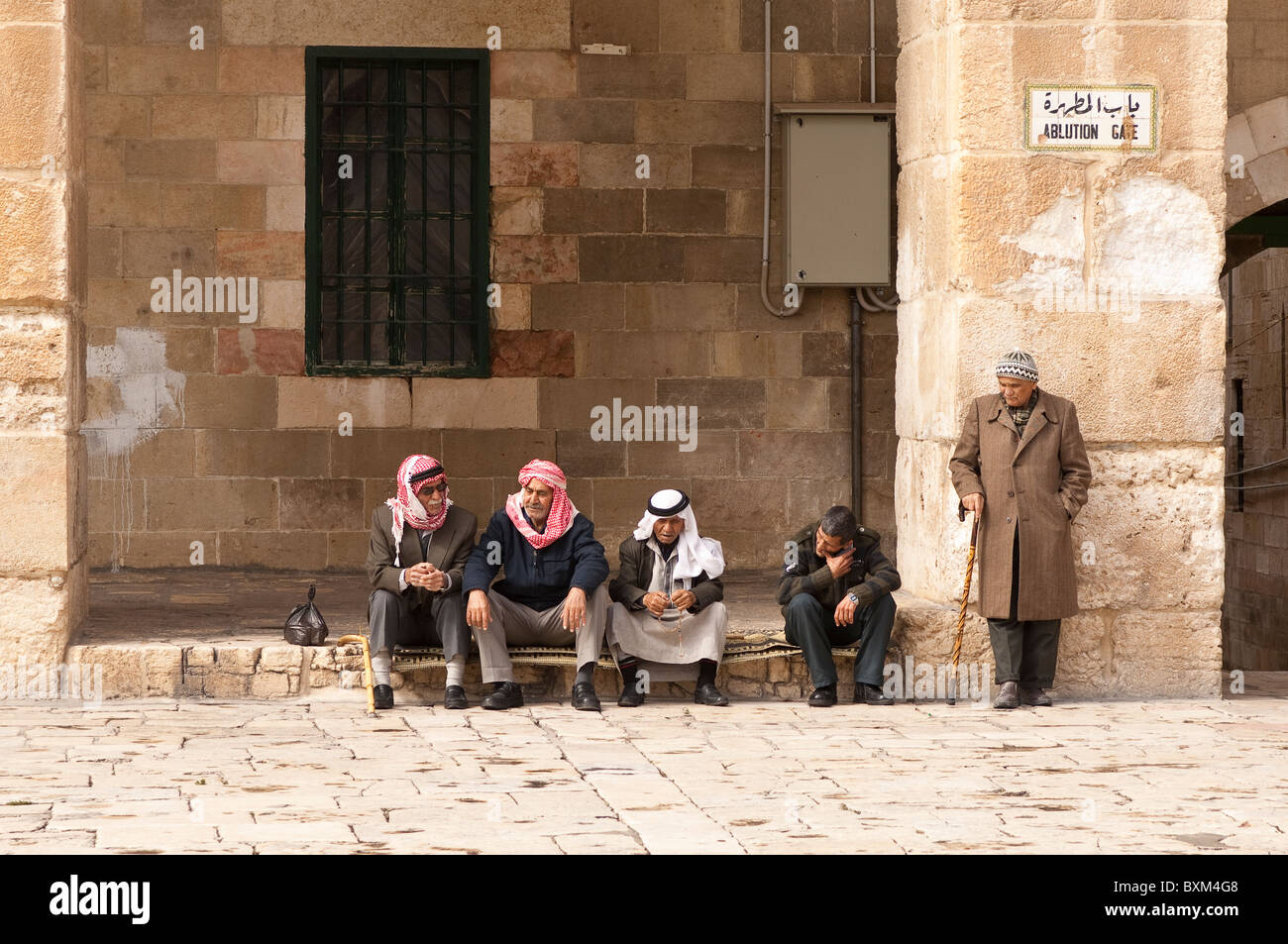 Israel, Jerusalem. Arabische Männer sitzen und plaudern Stockfoto