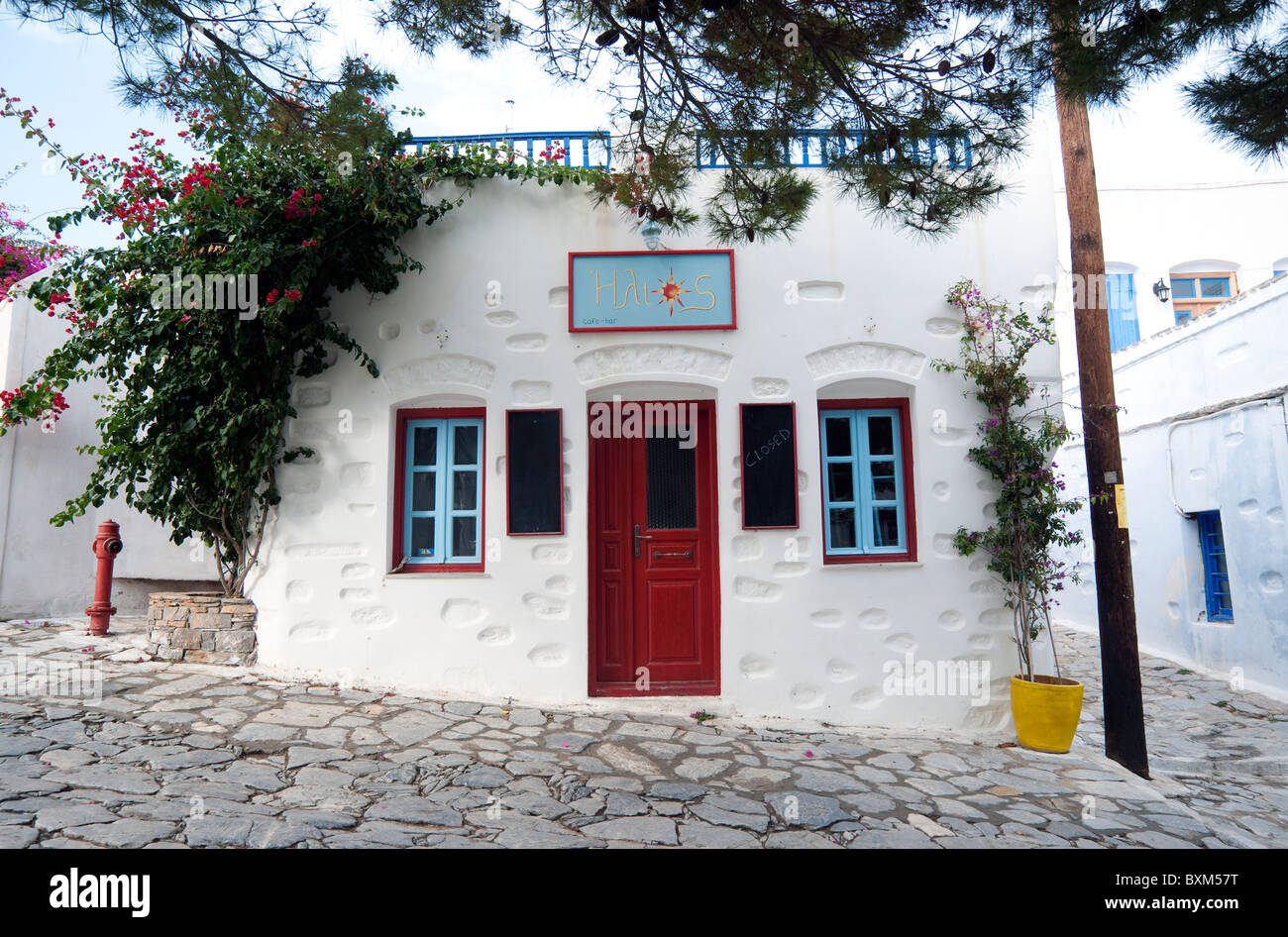 Kleines Café im Dorf Chora, auf den griechischen Kykladen Insel Amorgos. Stockfoto