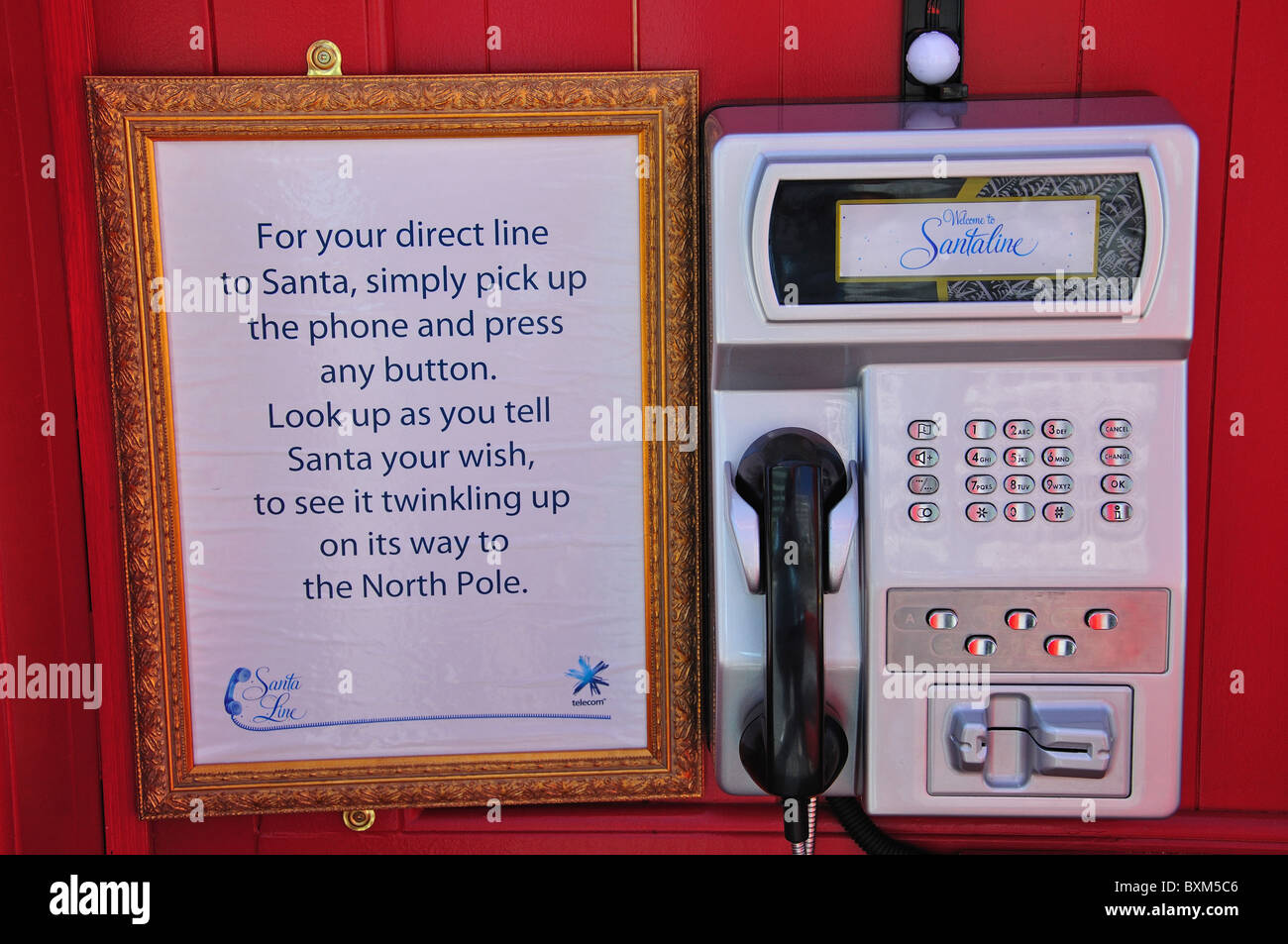 "Santa Line" Telefon Box an Weihnachten, Cathedral Square, Christchurch, Canterbury, Südinsel, Neuseeland Stockfoto