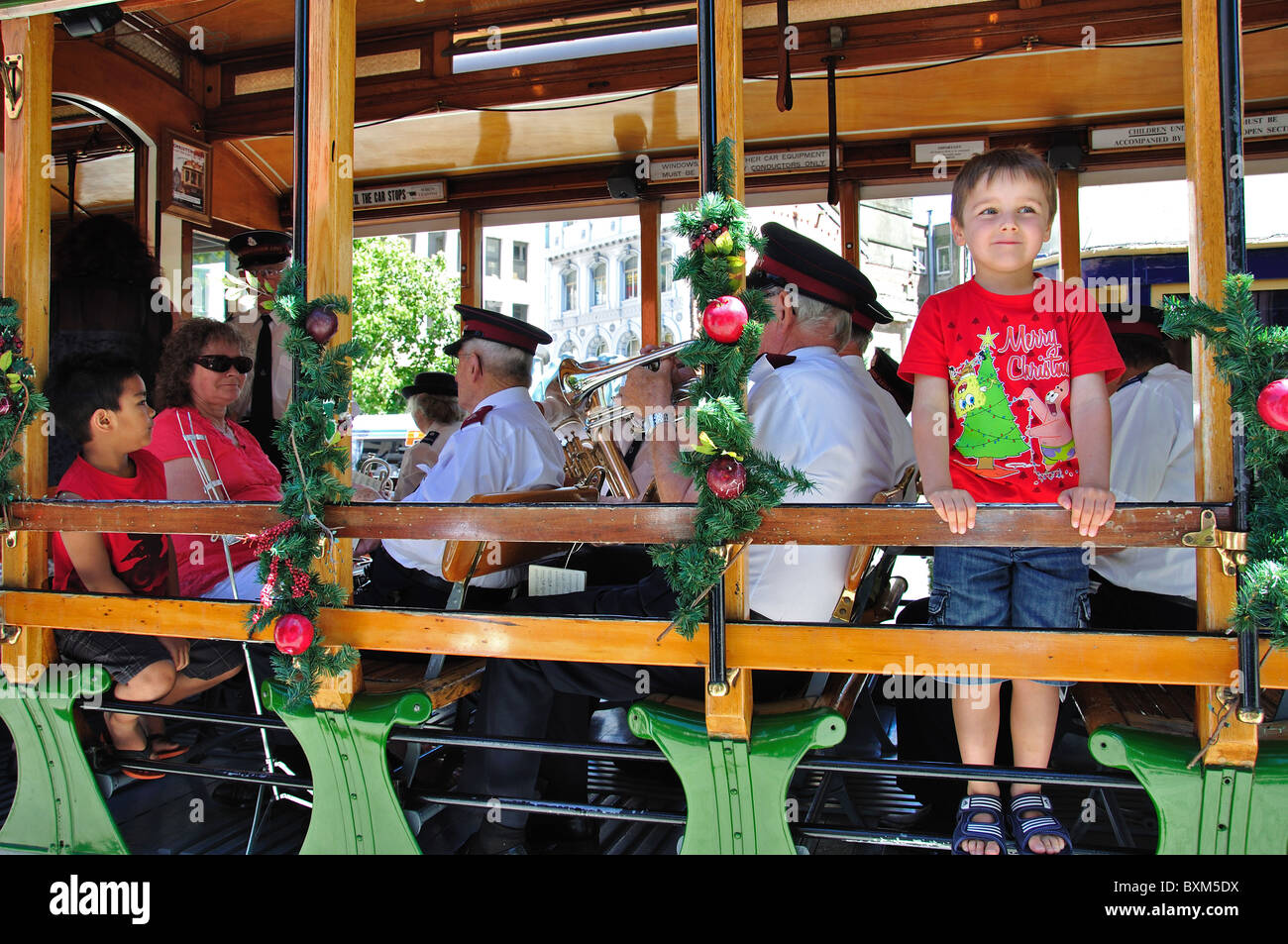 Heilsarmee-Band spielt auf Christchurch City Tram, Cathedral Square, Christchurch, Canterbury, Südinsel, Neuseeland Stockfoto