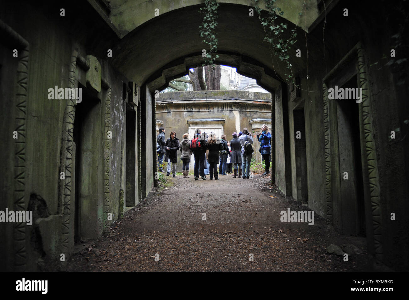 Besucher auf einer Tour auf dem Highgate Cemetery in Nord-London, England Stockfoto