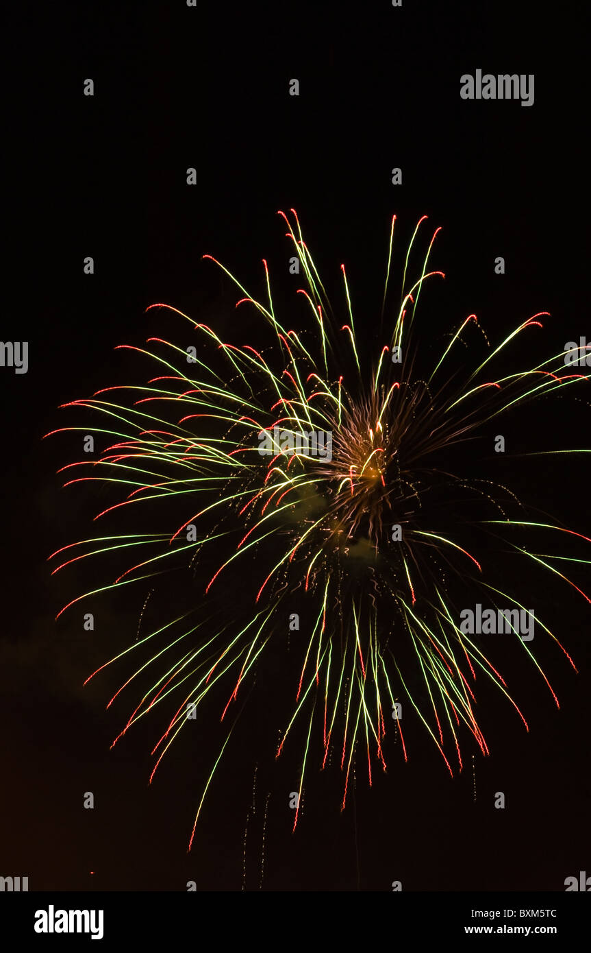 Montreal, Kanada. Feierlichkeiten zum Canada Day Feuerwerk. Stockfoto