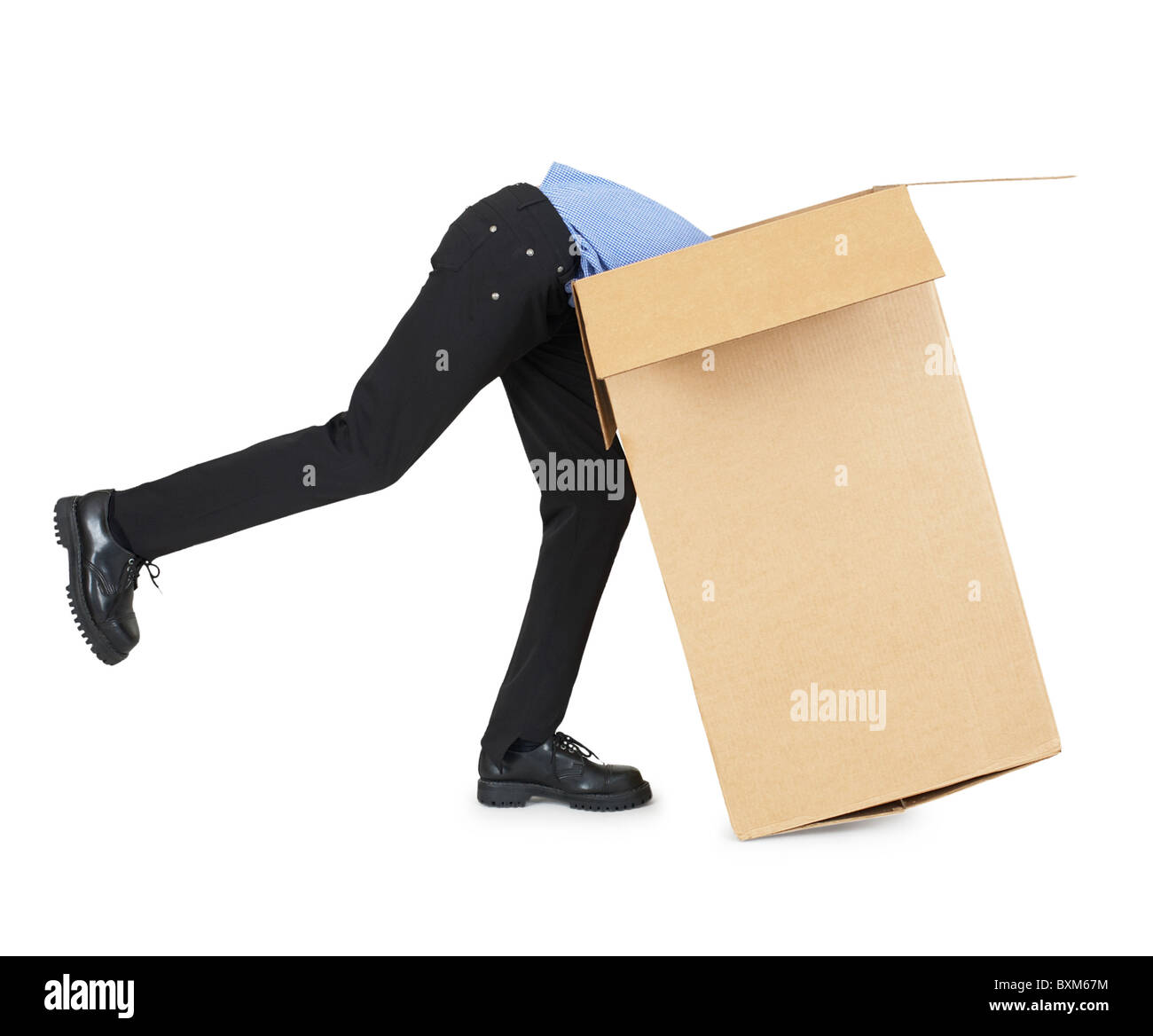 Mann sucht seine Sachen in einem großen Karton Stockfoto