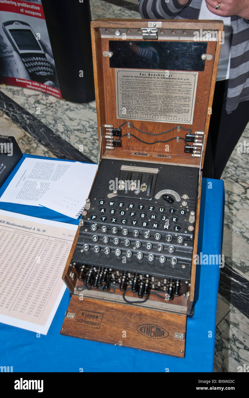 Die Tastatur und die Finger-Räder der Rotoren auf einer drei-Rotor deutsche Enigma Militärmaschine verwendet Zweiter Weltkrieg.  Codetabelle. Stockfoto