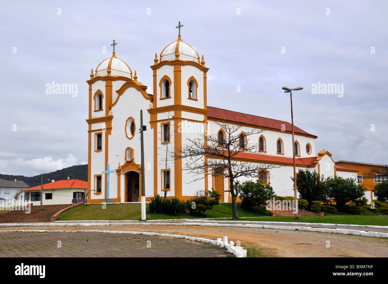 Hauptkirche im portugiesischen Stil - "Igreja Matriz Nossa Senhora da Conceição" - Baujahr 1954, Imbituba, Santa Catarina, Brasilien Stockfoto
