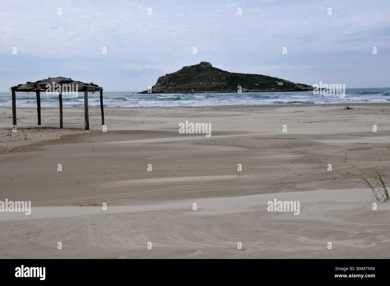 Leere Kiosk im Strand - 'Praia de Vila Nova' - Imbituba, Santa Catarina, Brasilien Stockfoto