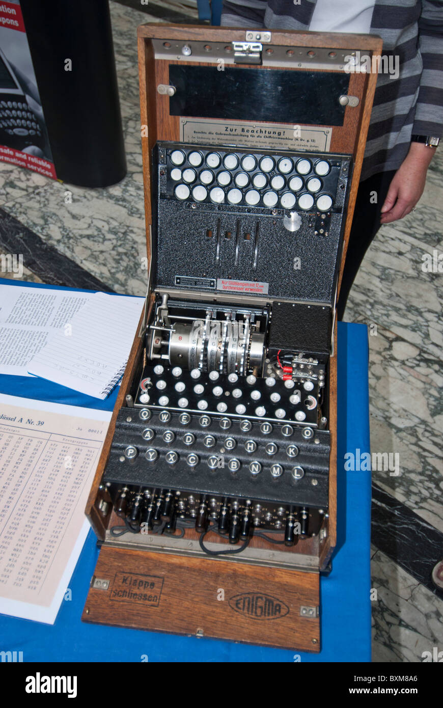 Exponierten Finger-Rad Rotoren auf einer drei-Rotor deutsche Enigma Militärmaschine verwendet Zweiter Weltkrieg.  Codetabelle. Stockfoto