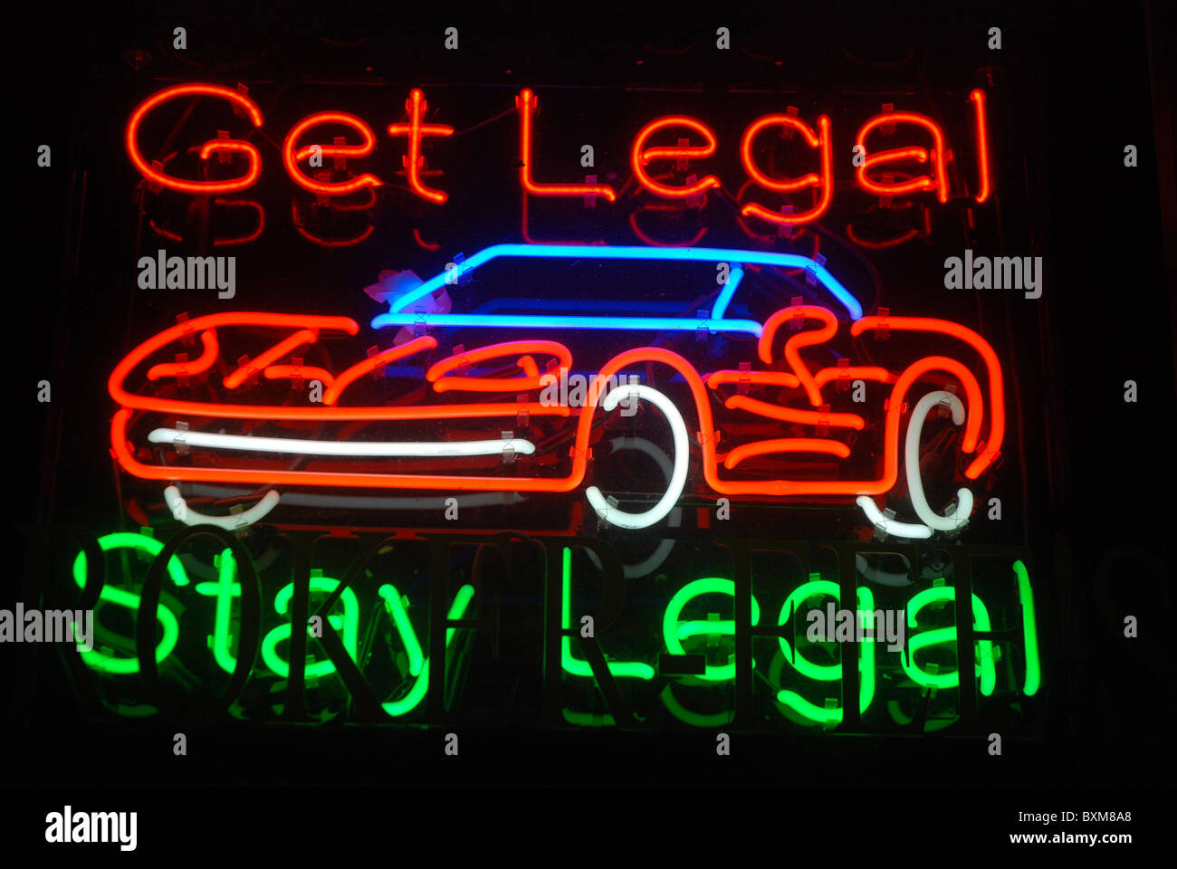 Legal bleiben rechtliche Leuchtreklame mit dem Auto zu bekommen Stockfoto