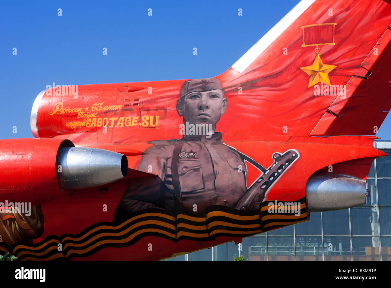 Detail der Graffiti auf eine Tupolev Tu-154 mit der Roten Armee Siegen im All-Russian Exhibition Center in Moskau, Russland Stockfoto