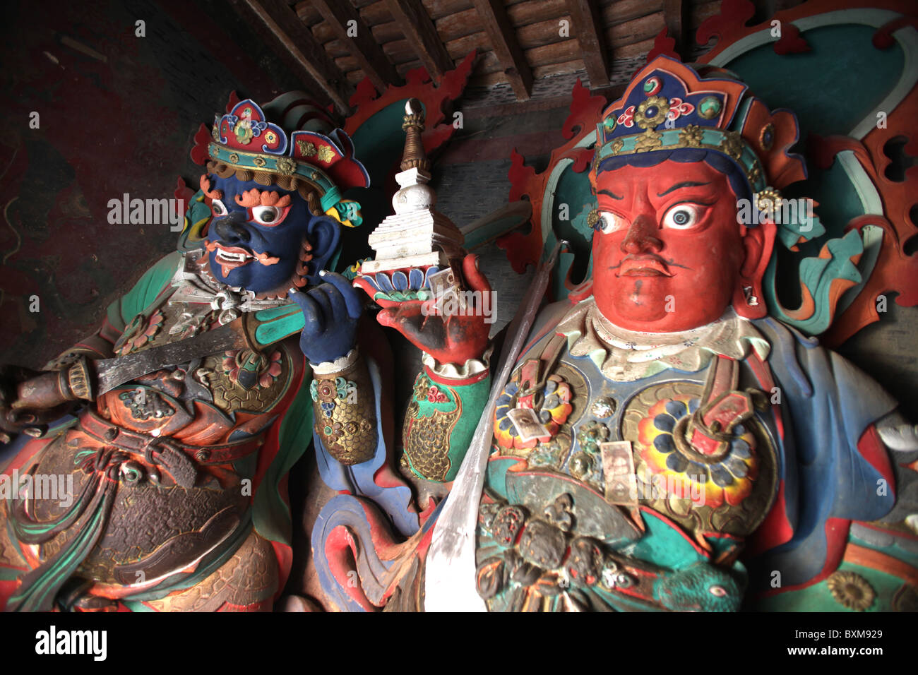 Statuen im Inneren der Gyangtse Kumbum-Teil des Palcho-Klosters in Tibet Stockfoto