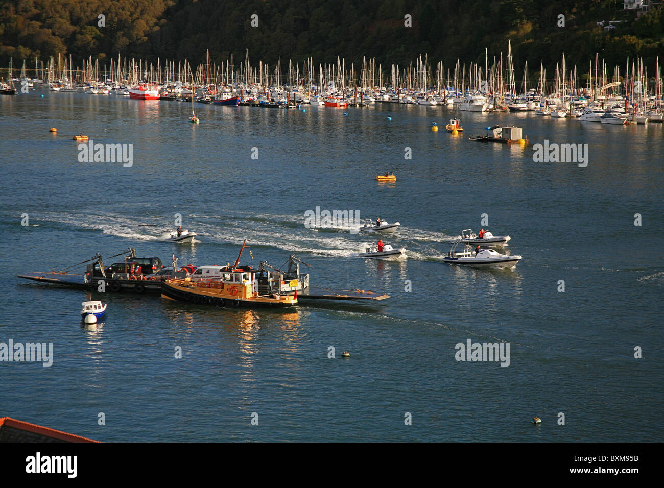 Eine Flottille von aufblasbaren Rippen passieren der unteren Ferry auf dem River Dart in Dartmouth, Devon, England, UK Stockfoto