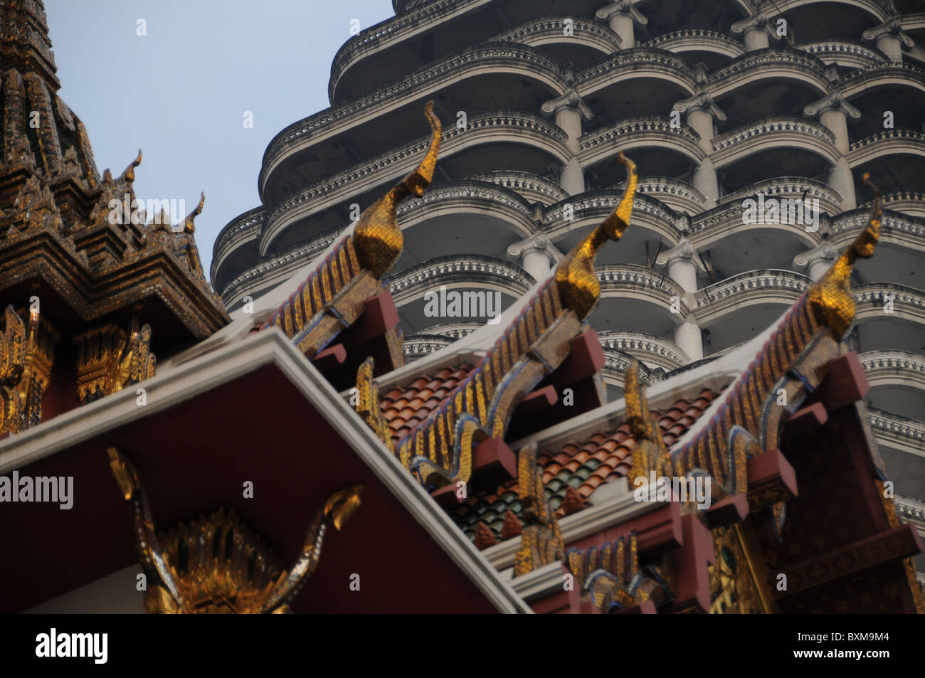 OLT Tempel vor einer grauen Scyscreeper Stockfoto