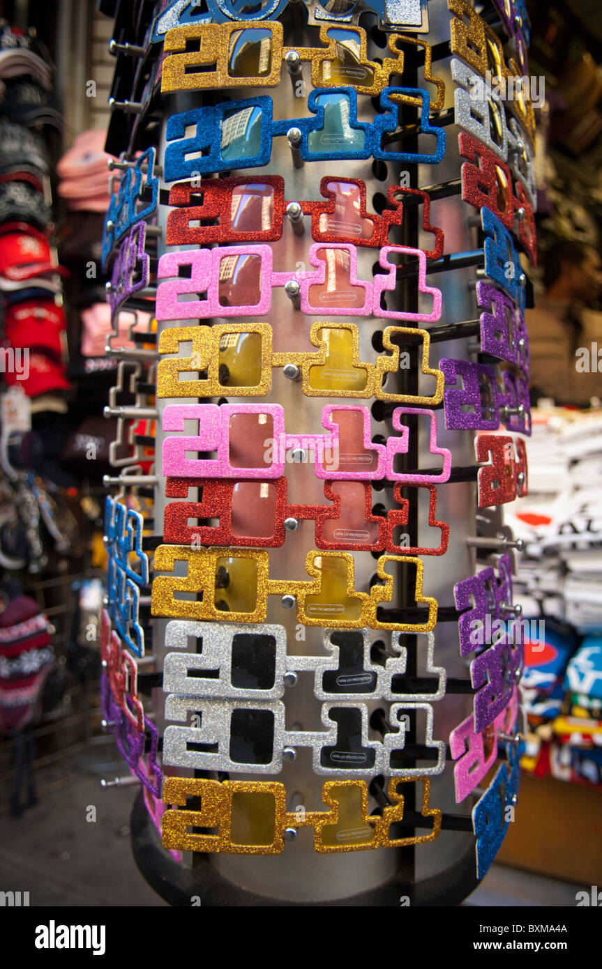 Ein Souvenir-Shop in Midtown in New York verkauft 2011 Gläser um Silvester zu feiern Stockfoto