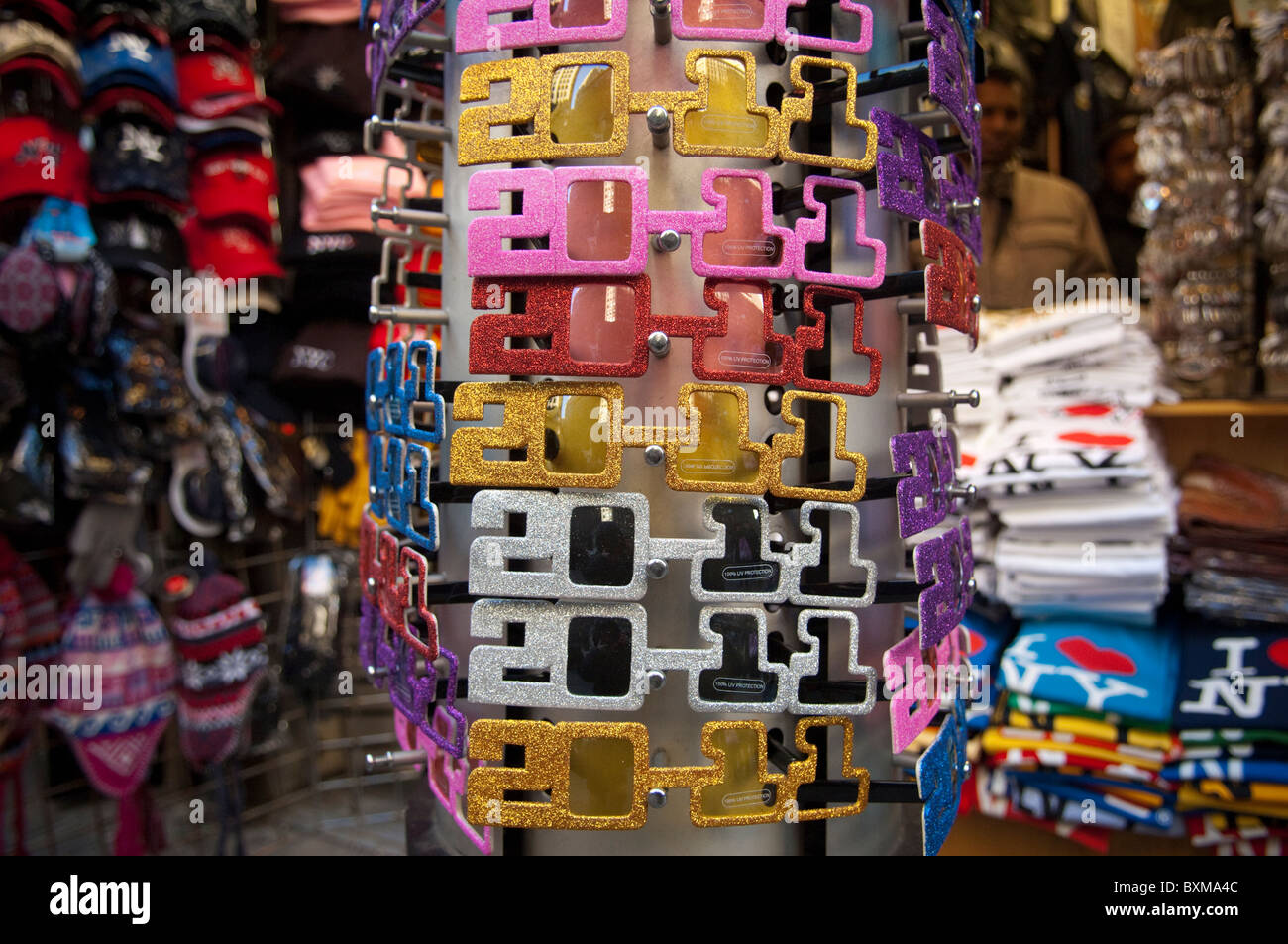 Ein Souvenir-Shop in Midtown in New York verkauft 2011 Gläser um Silvester zu feiern Stockfoto