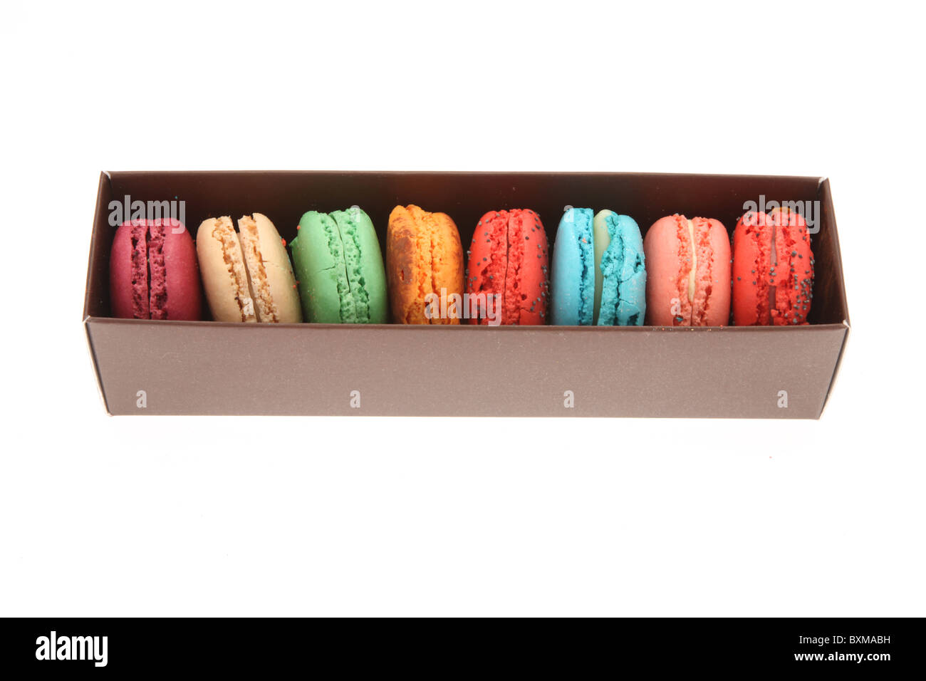 Schachtel mit bunten Macarons, die mit einem weißen Hintergrund Stockfoto