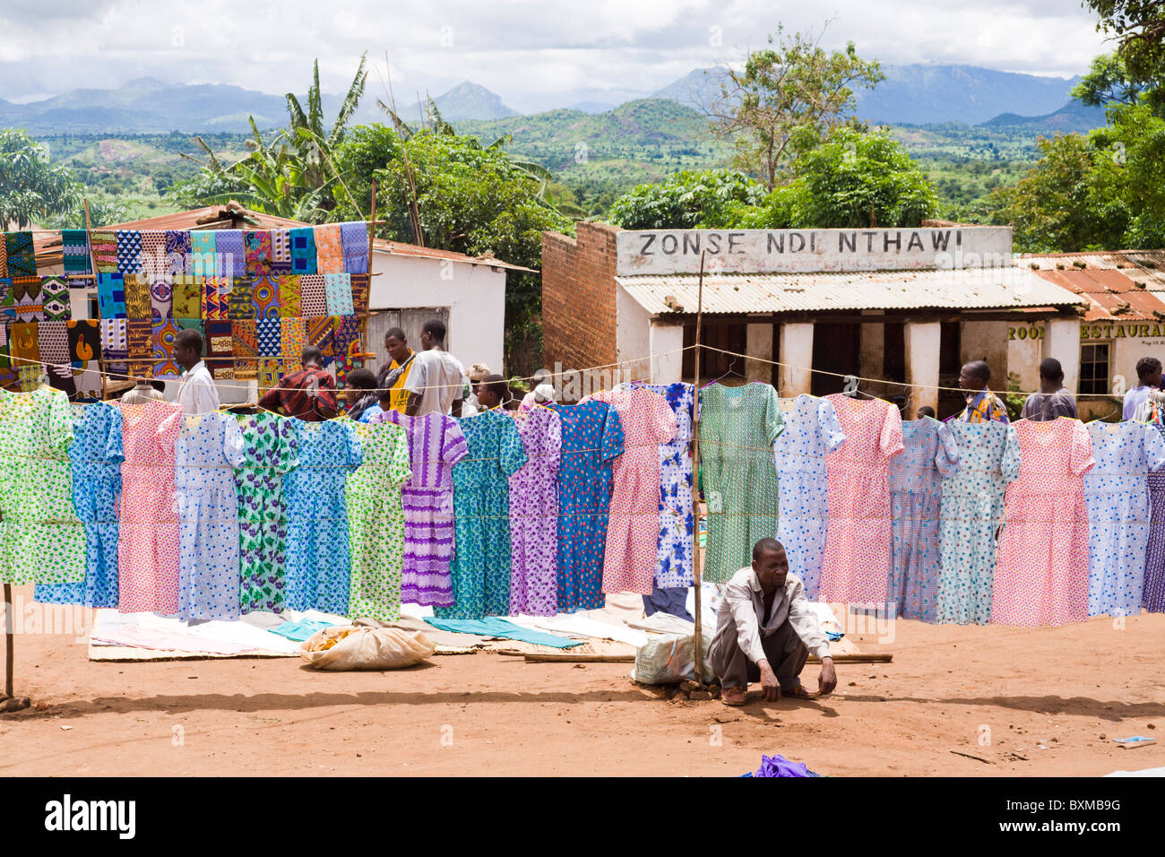 Kleider zum Verkauf an den Samstagsmarkt am Dorf Nkhoma, Malawi, Afrika Stockfoto