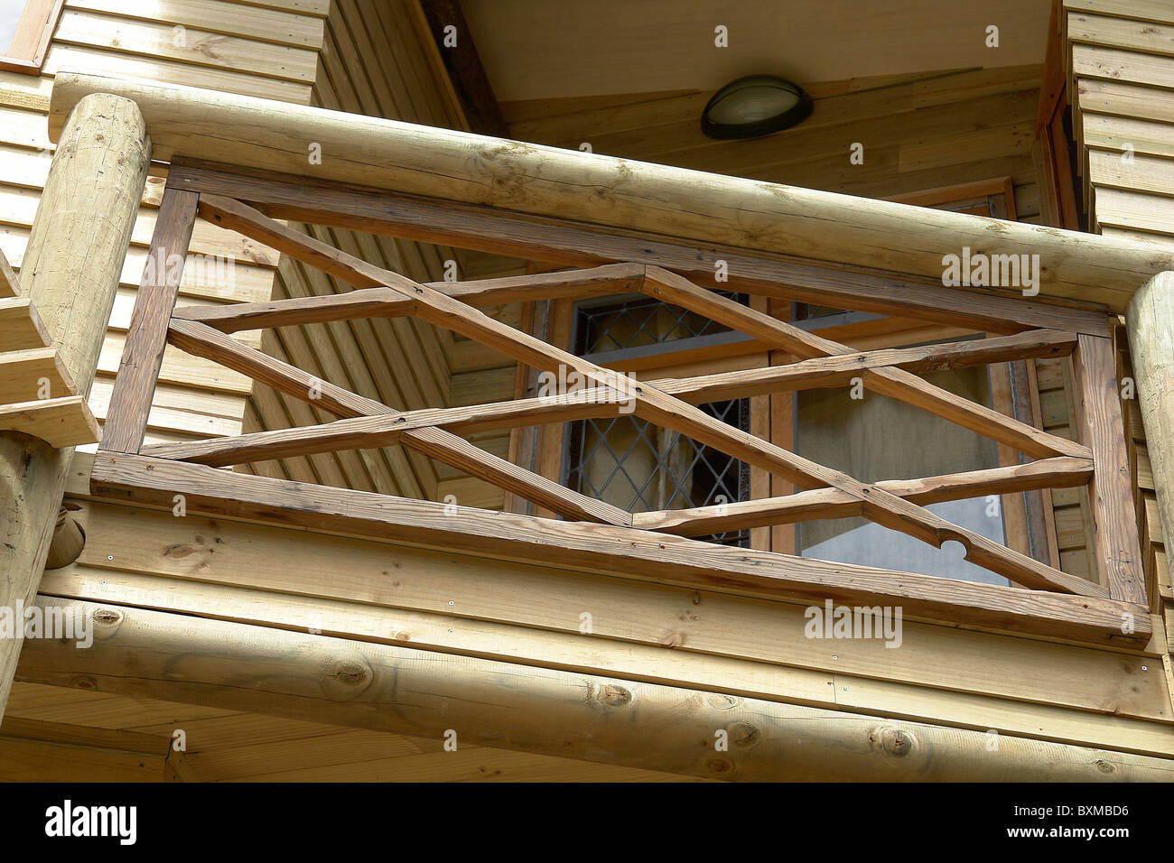 Balkon mit Handlauf aus Holz, Vordergrund, das Holz und die Art und Weise hervorzuheben. Stockfoto