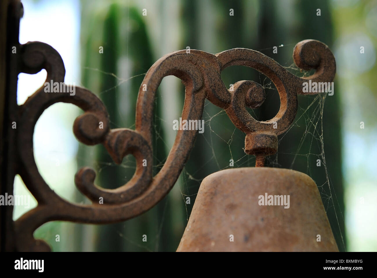 Schwarz Schmiedeeisen, Schmuck, dass Grün Farbe unterstützt eine Glocke, unten. Stockfoto