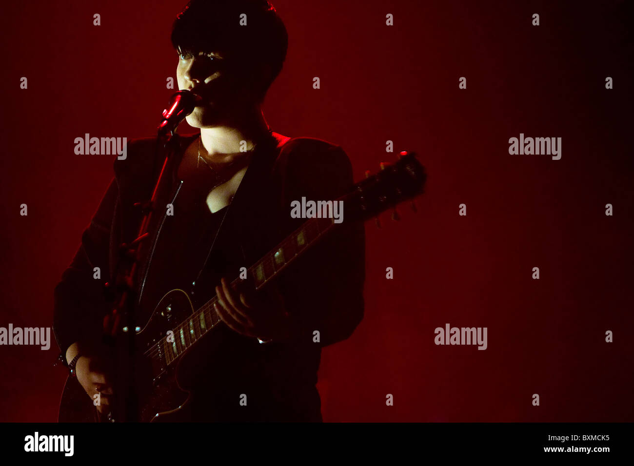 Britische Rock-Band The XX die live im Konzert Stockfoto