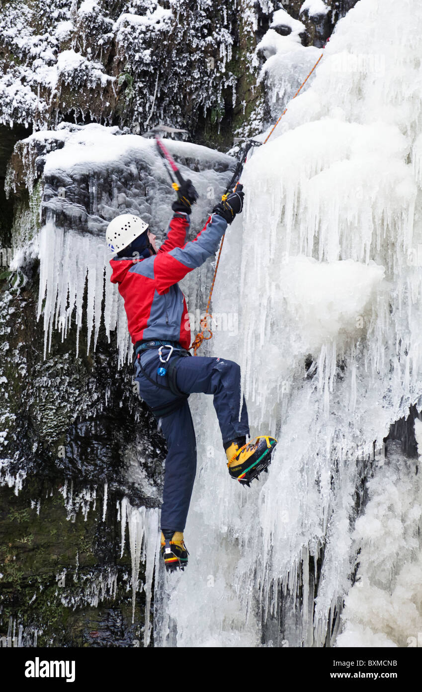 Ein Mann tut ein Eis klettern auf einem gefrorenen Wasserfall (Lynn verliebt sich in Lynn Glen) außerhalb Dalry in North Ayrshire, Schottland, Großbritannien. Stockfoto