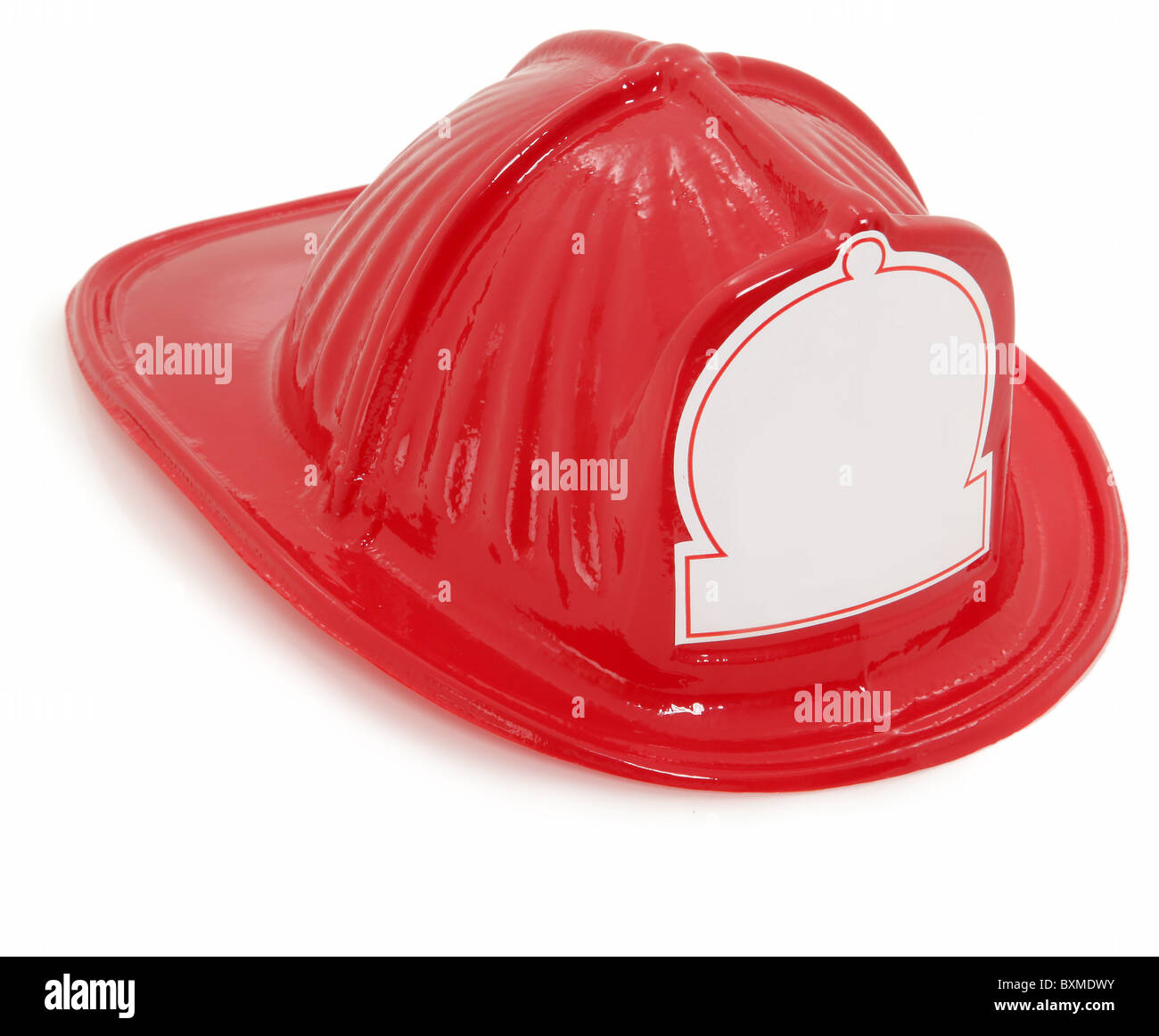 Roten Kunststoff-Spielzeug Feuerwehr Helm in weiß mit leeren weißen  Aufkleber für Text auf Vorderseite Stockfotografie - Alamy