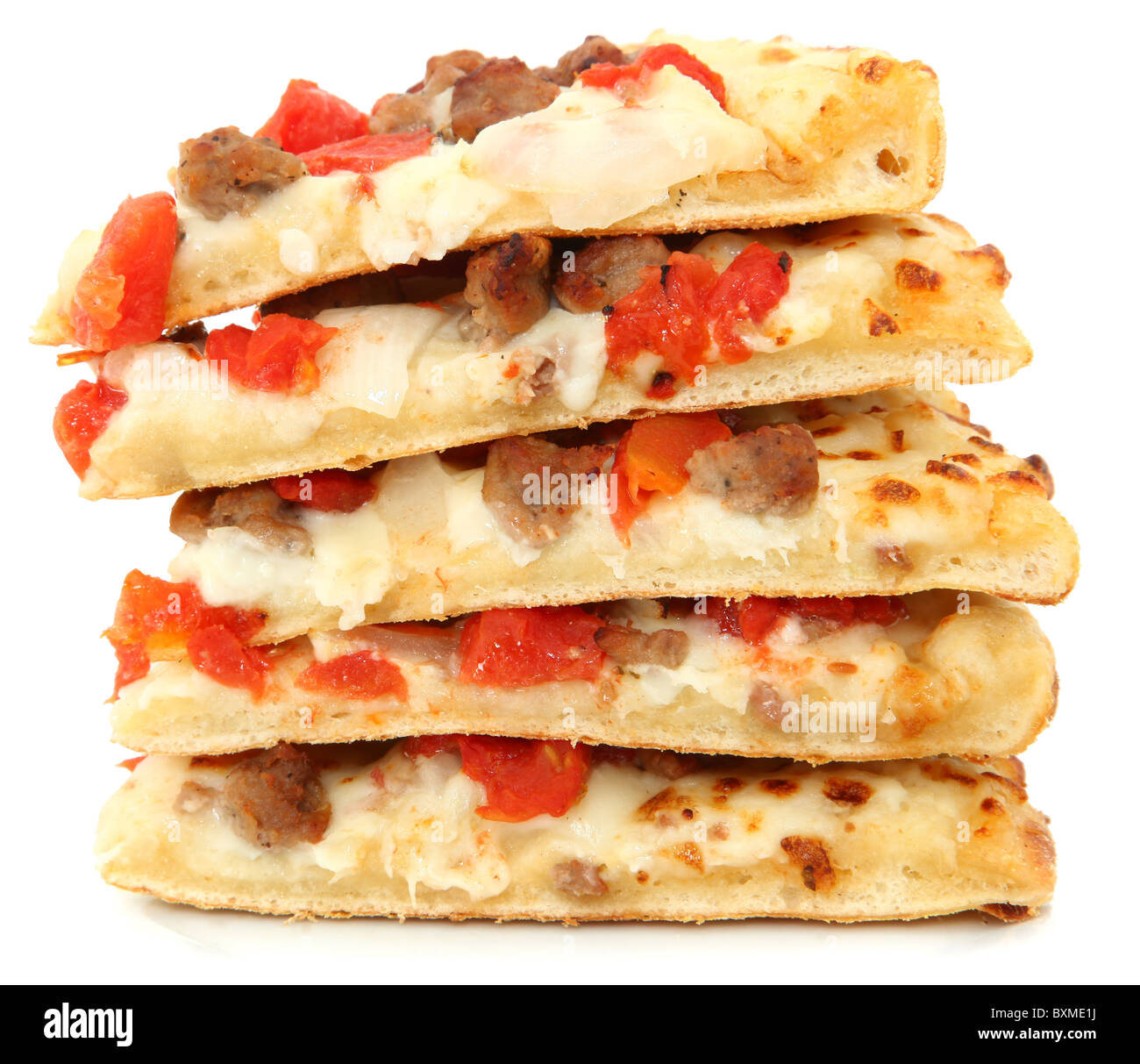 Fünf Teile der weißen Sauce Tomate Burger Pizza gestapelt über weiß. Stockfoto