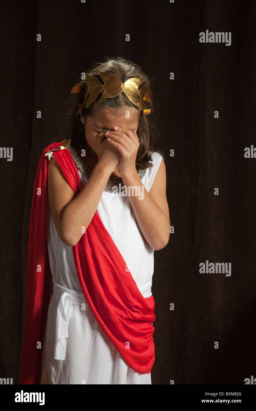 8 Jahre alte Schulmädchen in einer Schulaufführung Geschichte Stockfoto