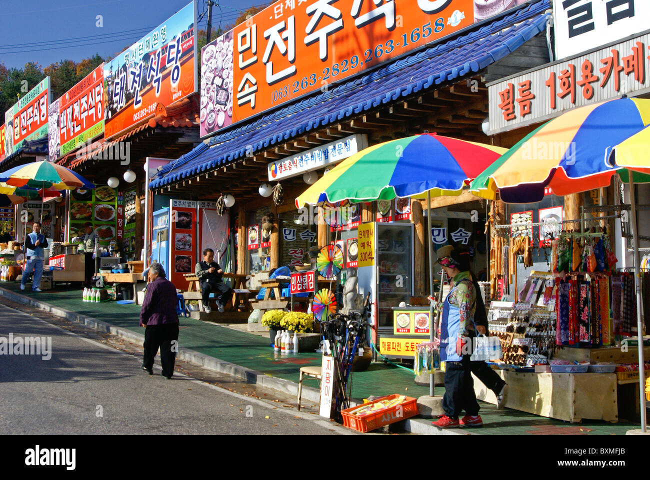 Geschäfte und Restaurants, Daedunsan Provincial Park, Südkorea Stockfoto