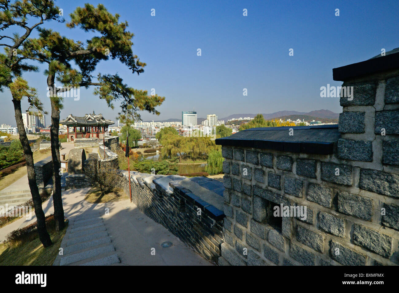 Nordöstlichen Pavillon der Hwaeseong Festung, Suwon, Südkorea Stockfoto