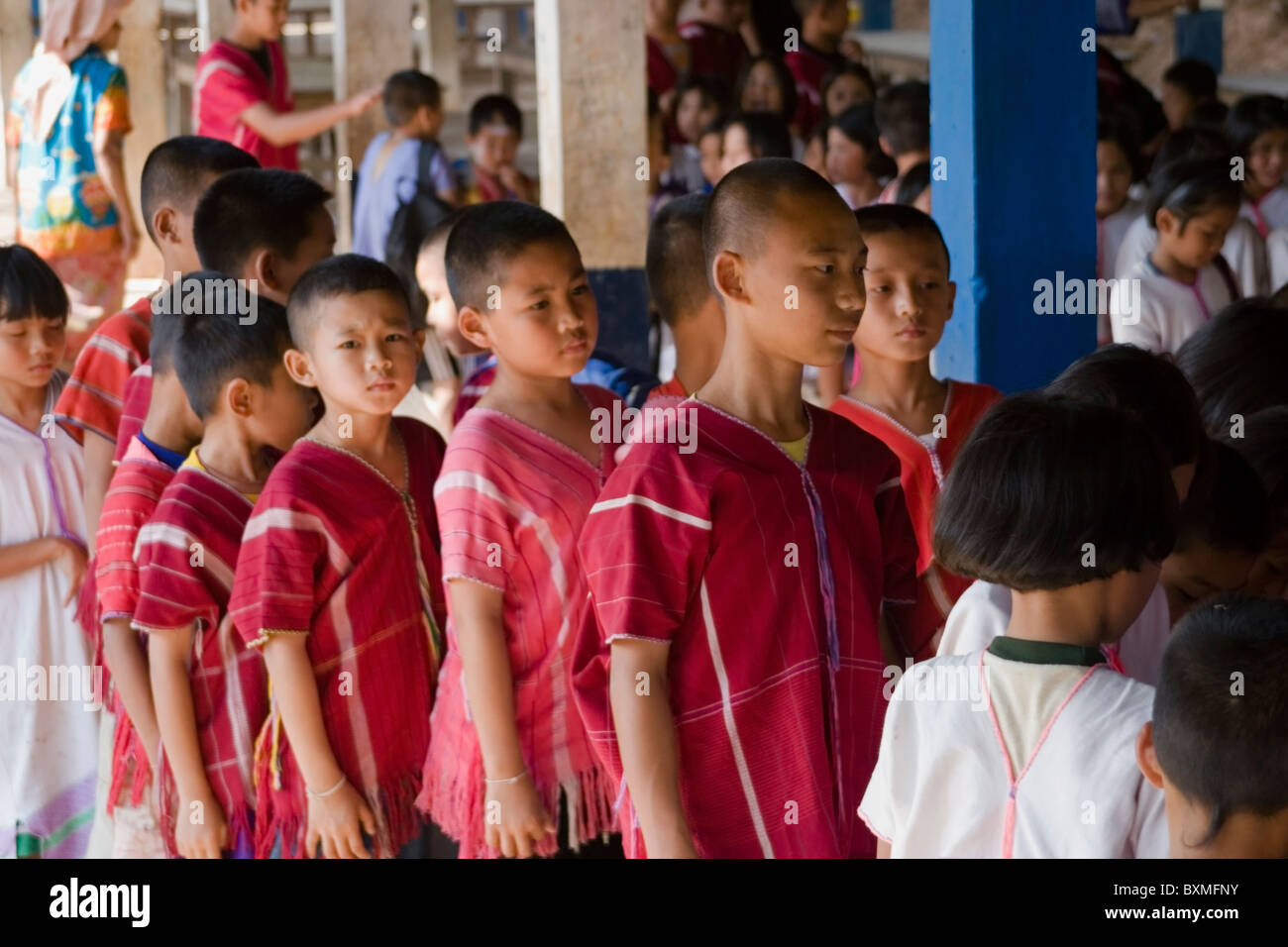 Eine Gruppe von Kindern ethnischer Lahu werden in Ban Mae Han Grundschule in Thailand gesammelt. Stockfoto