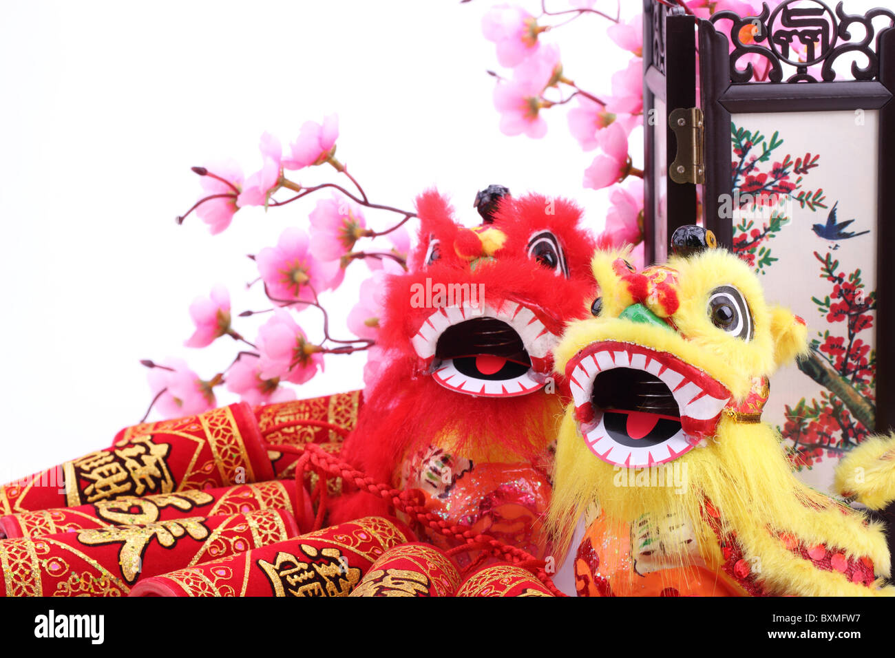 Chinesisches Neujahr Ornament--traditionelle tanzende Löwen, Feuerwerkskörper, Bildschirm und Plum Blossom. Stockfoto