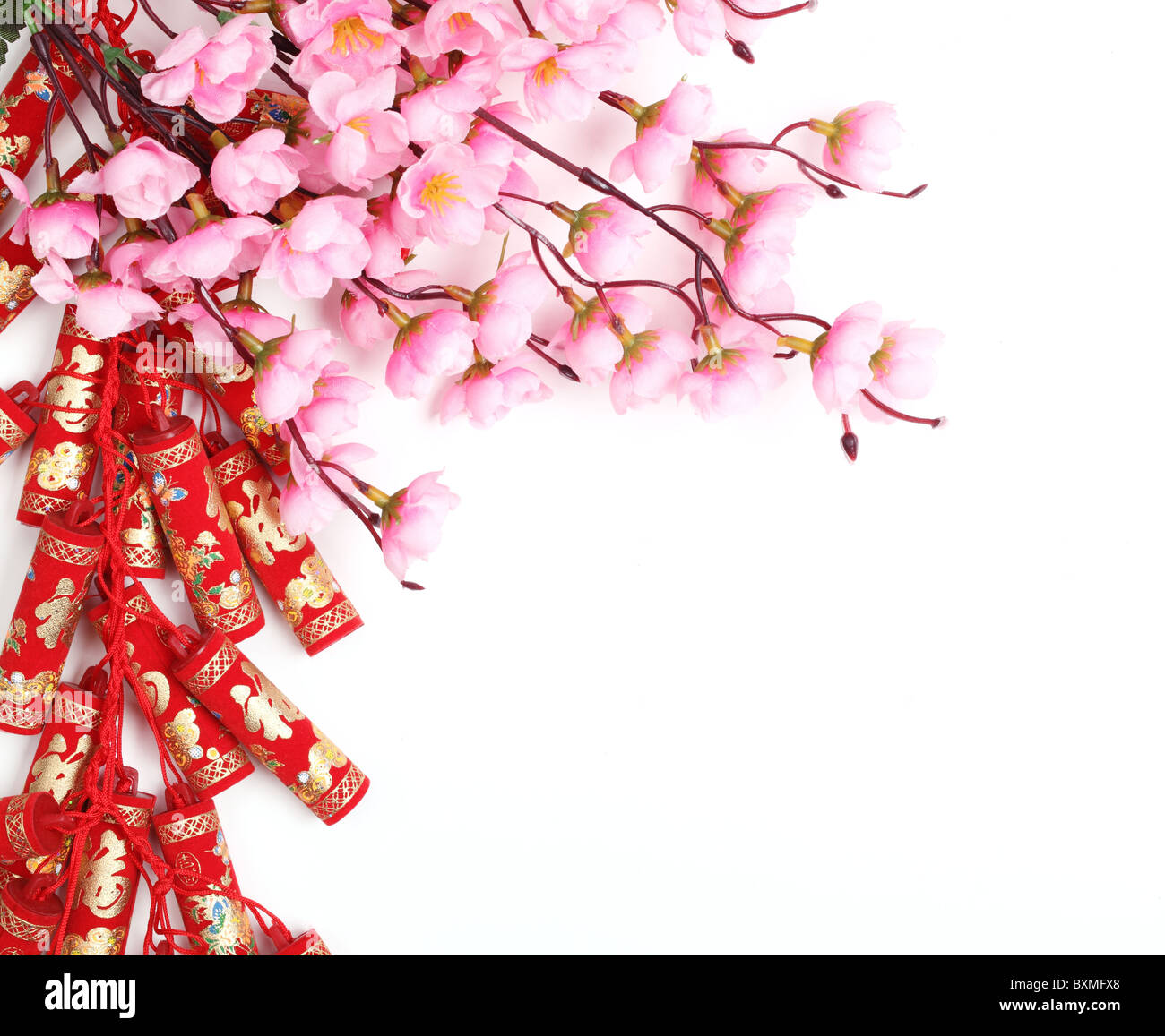 Chinese New Year Ornament, Feuerwerkskörper und Pflaumenblüte. Stockfoto