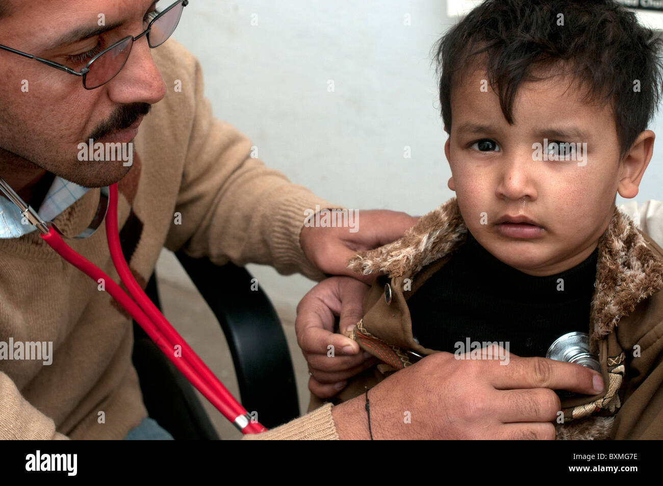 Pakistan nach der Flut. Ein Arzt untersucht ein Kind patient Stockfoto