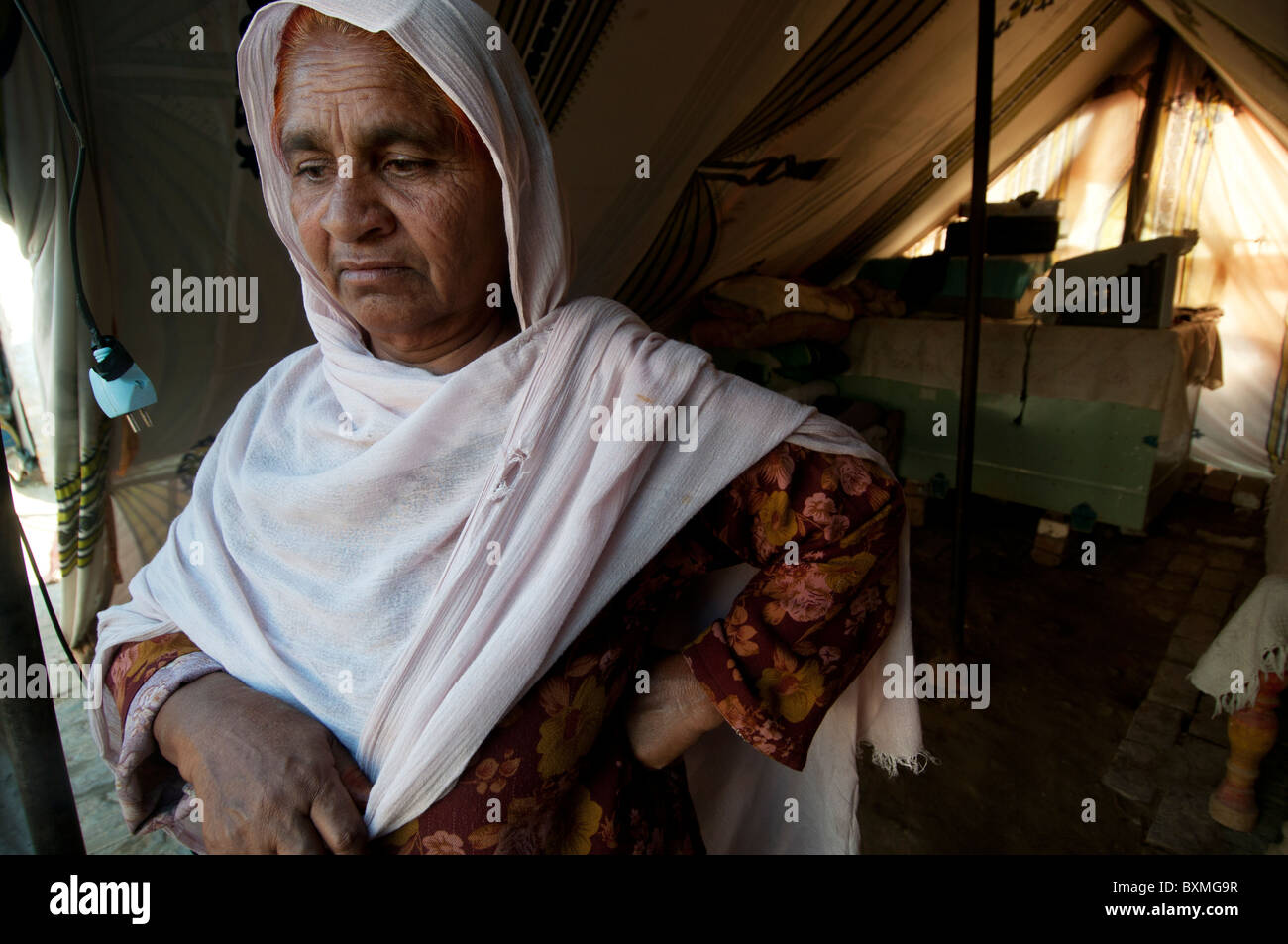 Pakistan nach der Flut. Frau lebt in einem Zelt, da ihr Haus durch die Flut beschädigt wurde Stockfoto