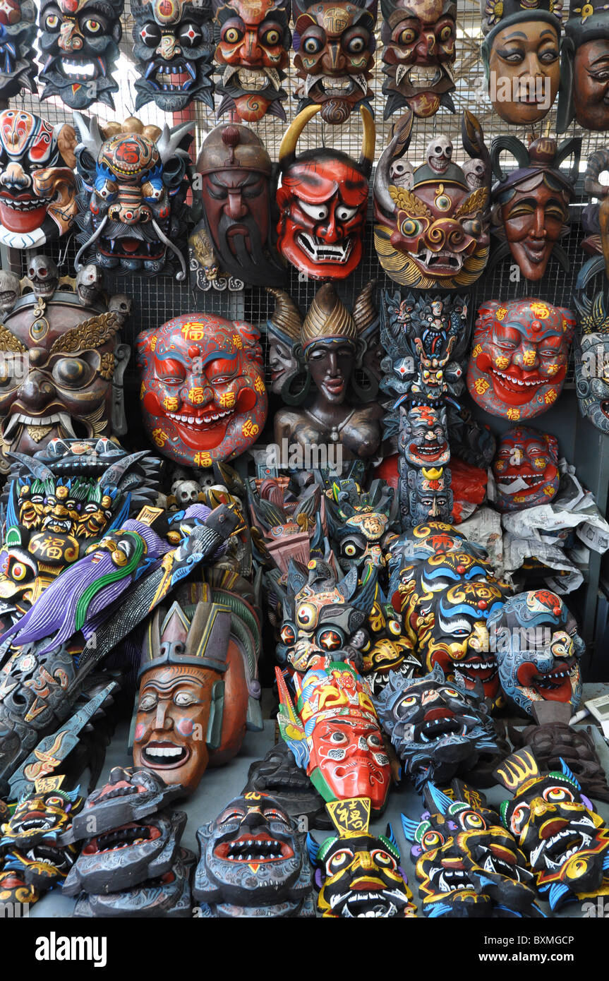 Viele der chinesischen Masken auf einem Antiquitätenmarkt in Peking, China Stockfoto
