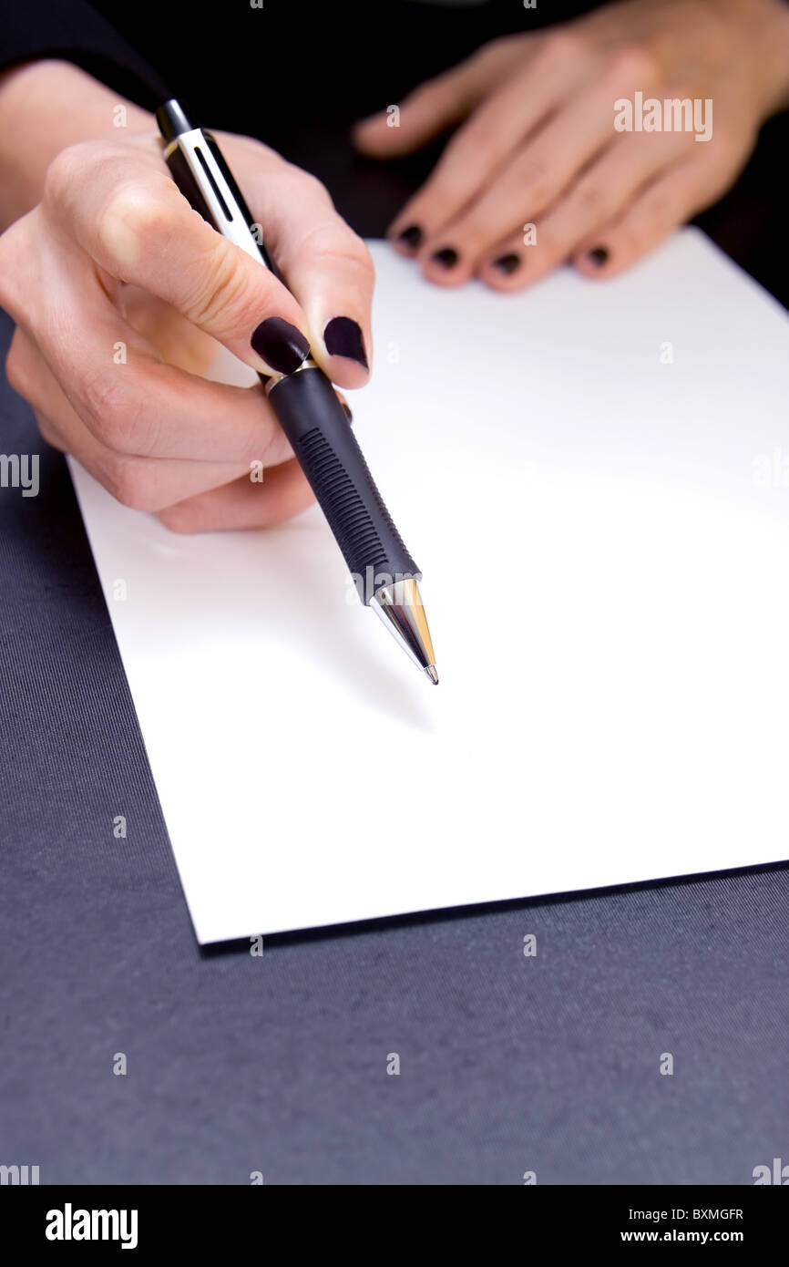 Nahaufnahme von Hand mit Stift auf leeres Dokument Stockfoto