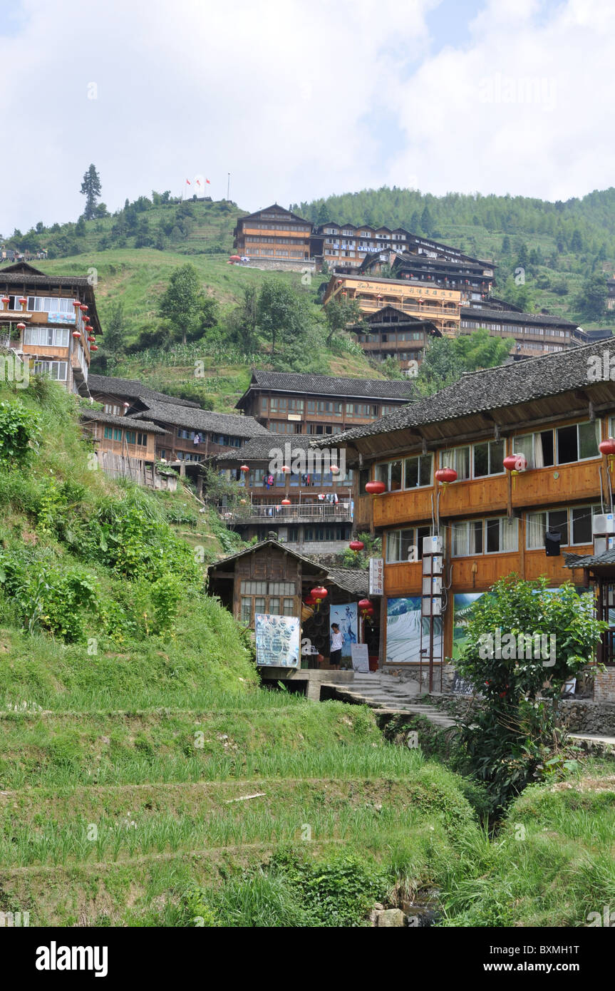 Holzbauten in einer atemberaubenden Landschaft bei Longji Reis Terrasse, Süd-China Stockfoto