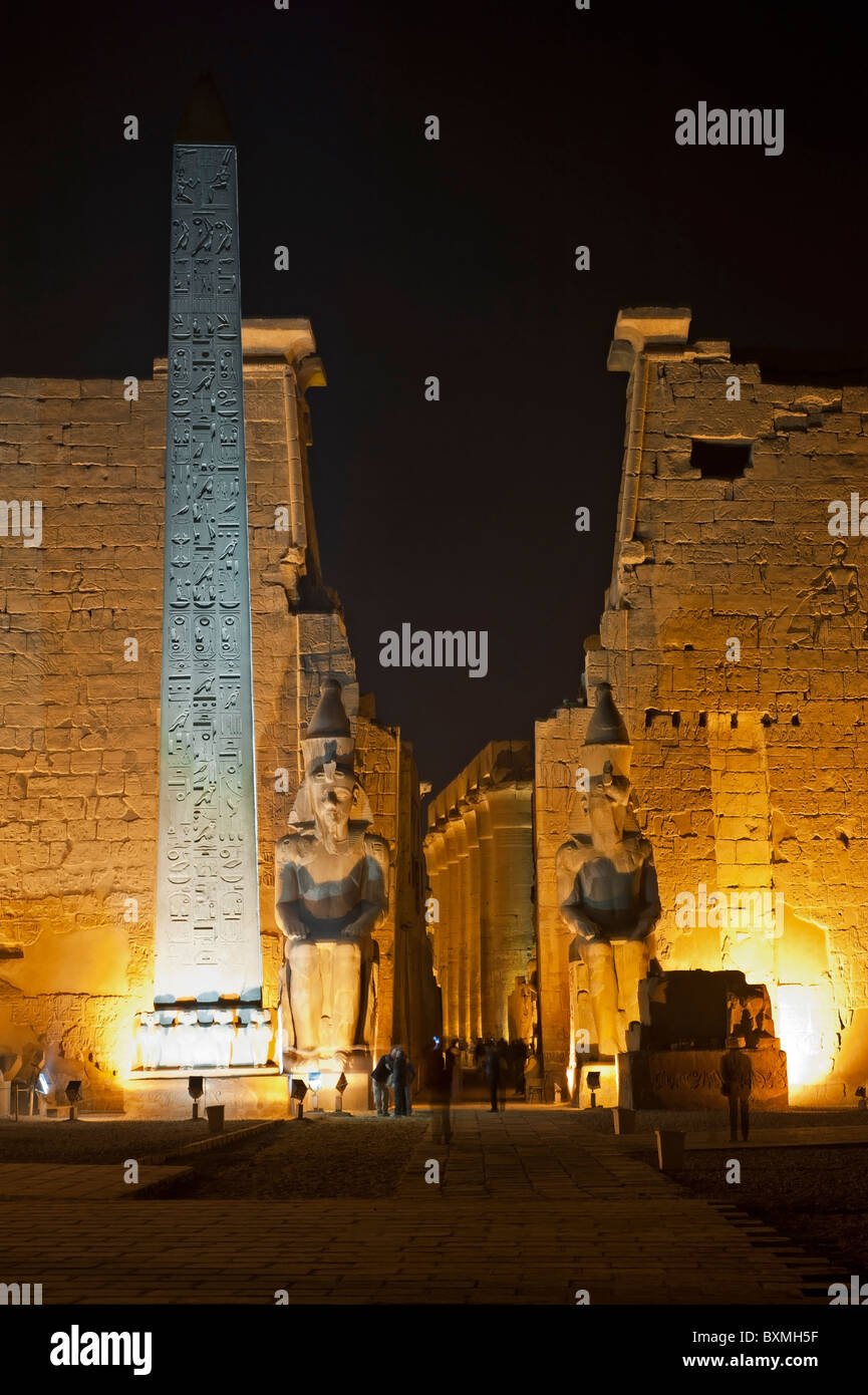 Statuen von Ramses II. und der Obelisk am Haupteingang zum Luxor-Tempel Stockfoto