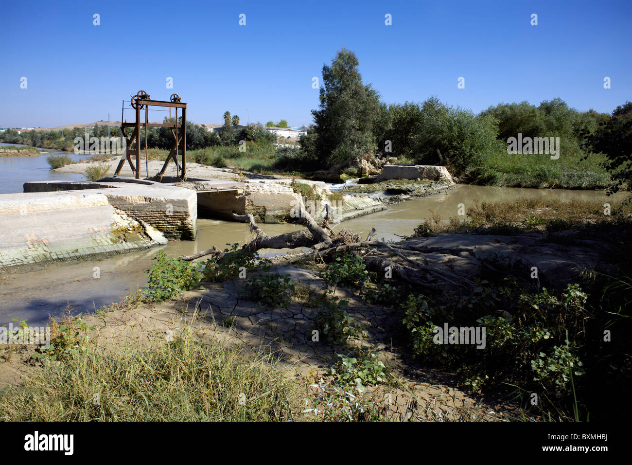 Alten gebrochenen Weir und rostigen Schleuse, Rio Genil, Ecija, Spanien, Andalusien, Spanien, Europa, europäische, Andalusien, Andalusien, Stockfoto