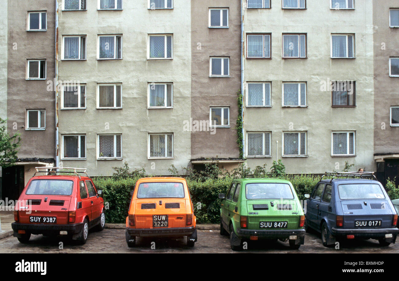 Bunte Ostblock Polski Fiat 126 Autos vor Wohnungen, Polen Stockfoto