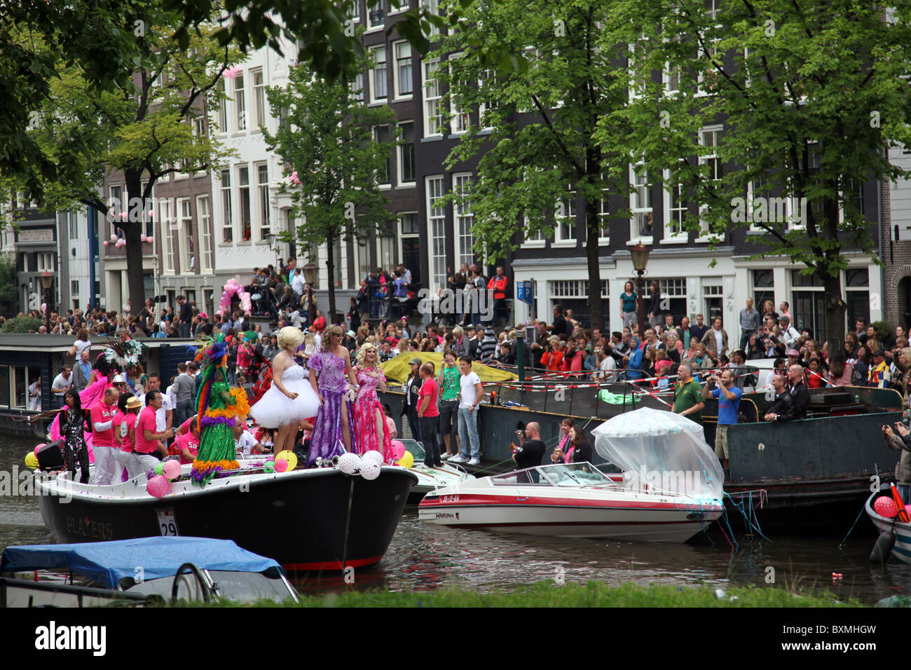 Boot fährt während der Gay Pride Amsterdam die Prinsengracht hinunter Stockfoto