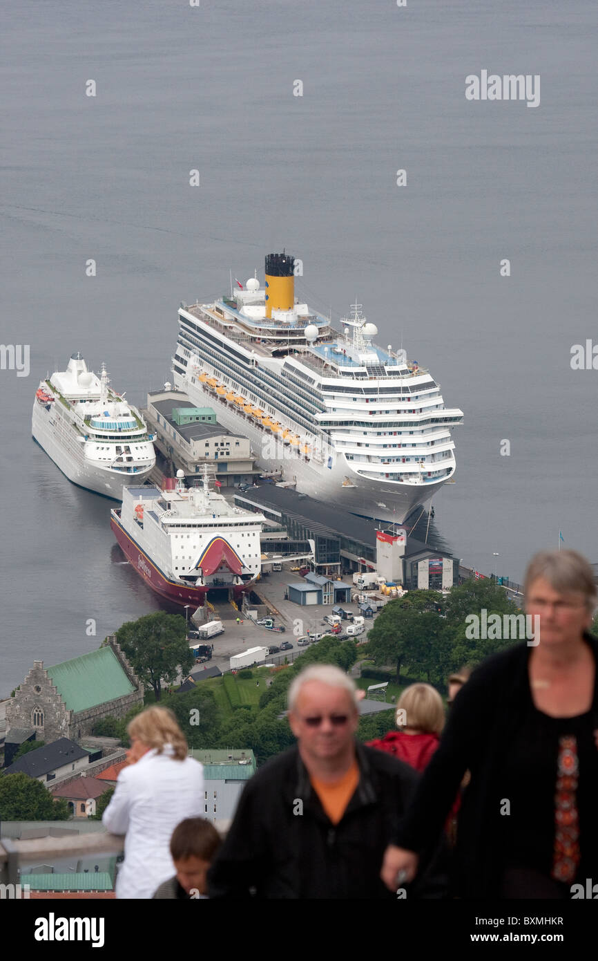 Fahrgastschiffe, die vom Berg Fløyen, Bergen angesehen. Stockfoto