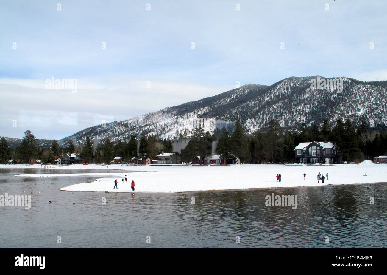 Menschen spielen im Schnee am Lake Tahoe Ufer Stockfoto