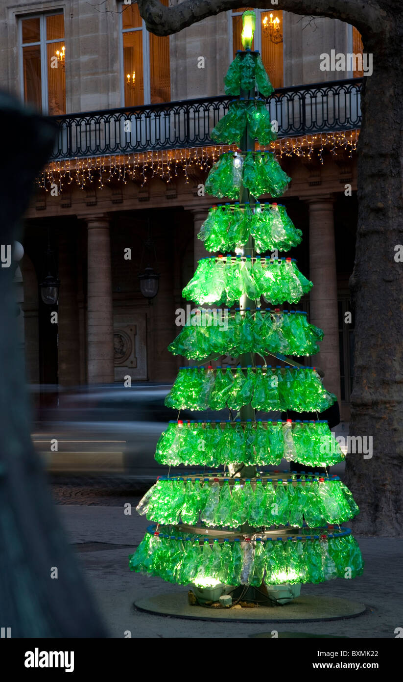 Ein Weihnachtsbaum in Paris aus recycelten grünen Plastikflaschen hergestellt. Stockfoto