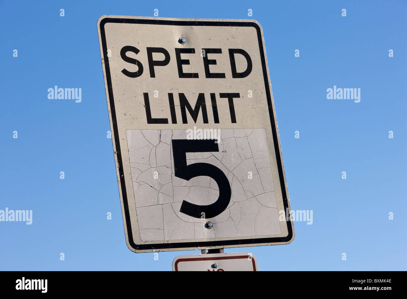 Ein sehr langsam Tempolimit Schild: 5 MPH. Stockfoto