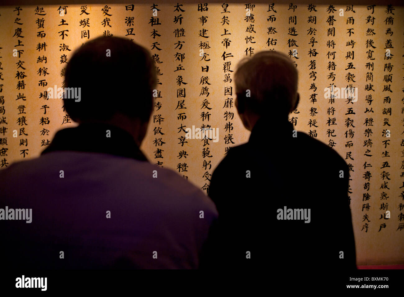 Zwei Mann liest die Geschichte von der Temple of Heaven Stockfoto