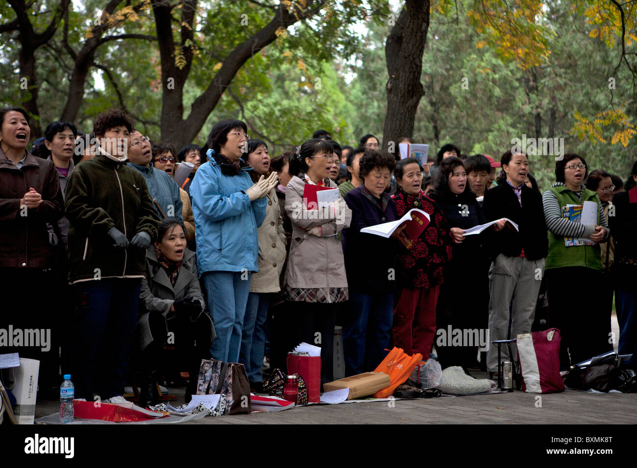 Chinesische Leute singen im Tempel des Himmels Park. Stockfoto